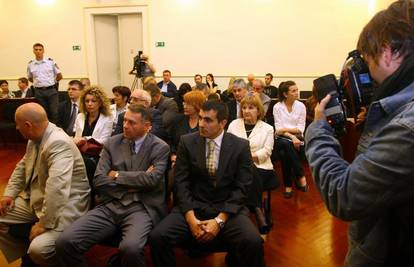 Posrednik studentici: Oćeš dat pič.., znam da ju imaš?