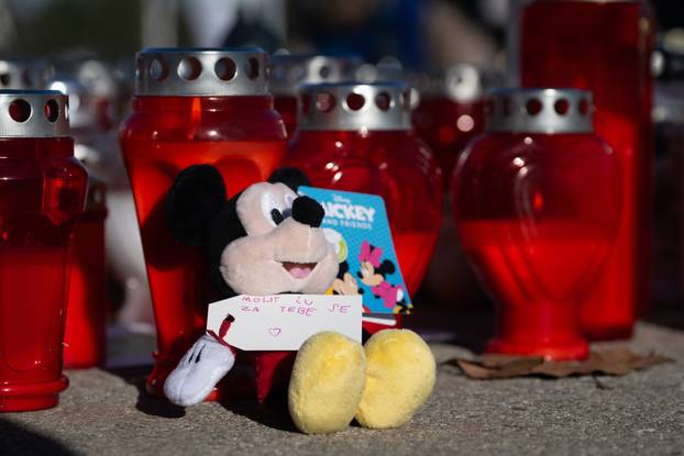 Zagreb: Poruke i svijeće za stradale u Osnovnoj školi Prečko 