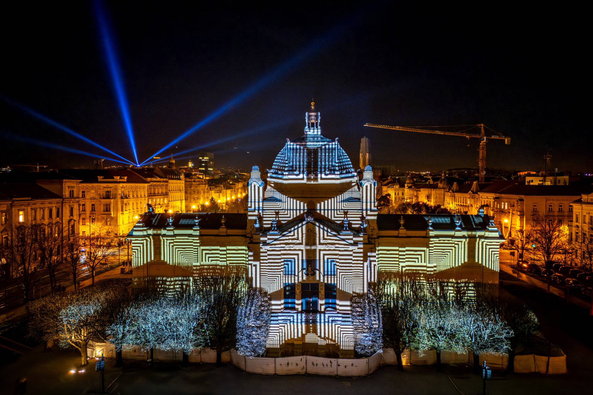 Zagreb: Pogled iz zraka na Umjetnički paviljon osvijetljen tijekom Festivala svjetla