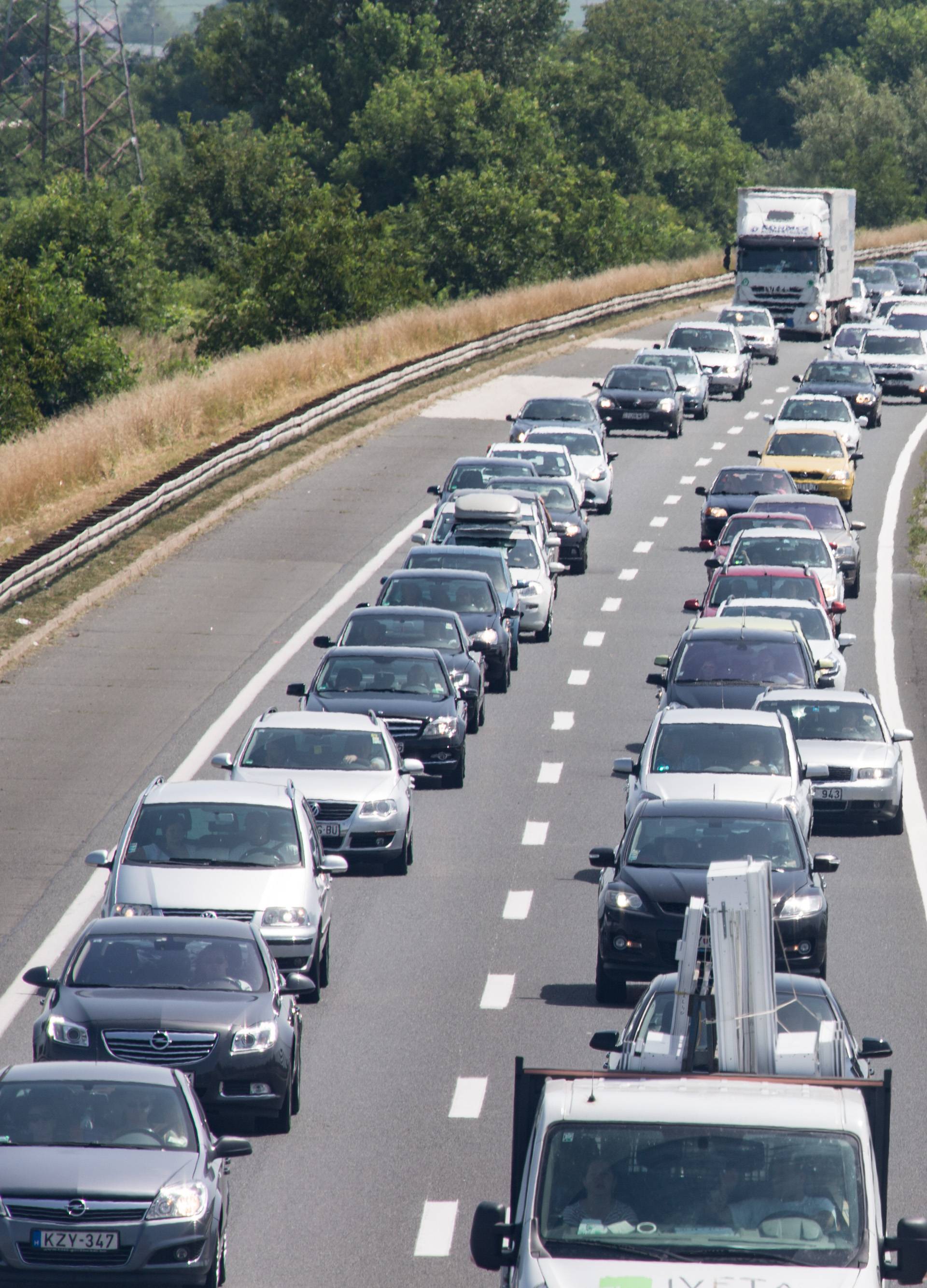 Kolone i zastoji na većini cesta, najveće su gužve na granicama