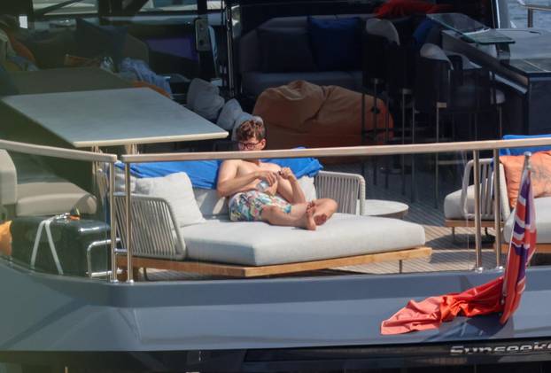 Bivša "Spajsica" Geri Halliwell sa suprugom Christianom i djecom uživa u ljetovanju na Jadranu