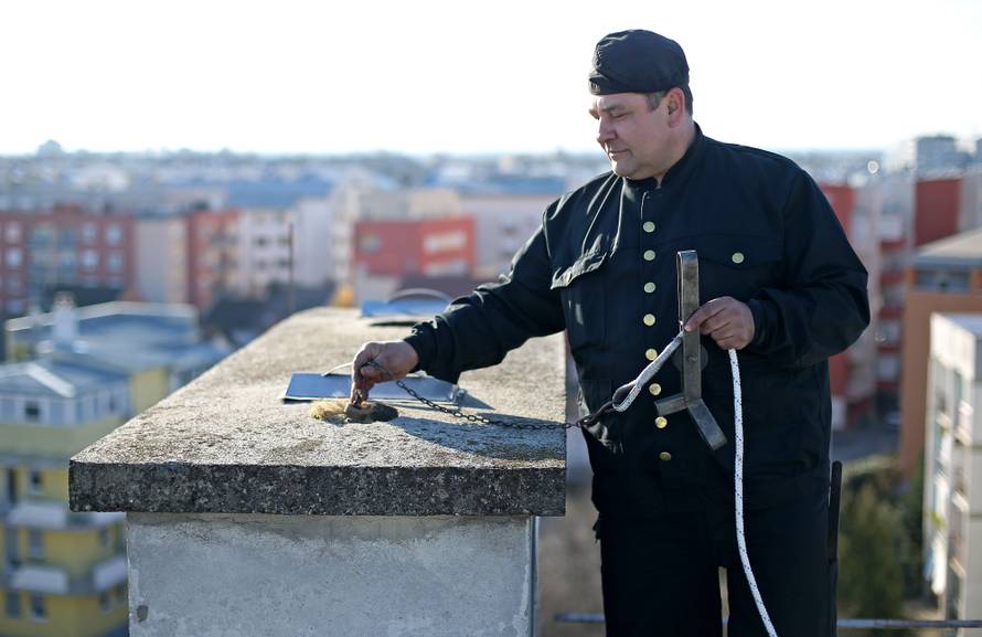 Nitko neće na krov: Dimnjačari čiste ceste ili rade u Sloveniji