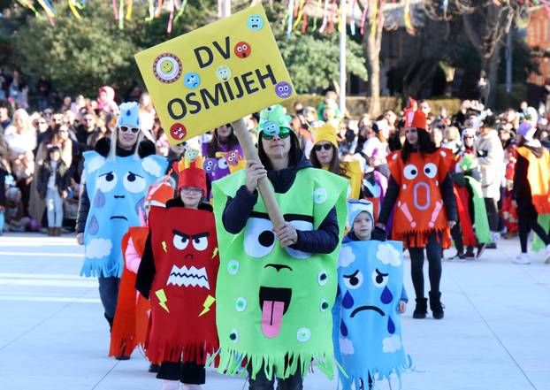 Šibenik: Maškarana povorka Šibenskog krnjevala 2026. prošetala je gradom sa 300 Dalmatinera