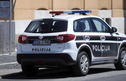 Snažan vjetar u Hercegovini stvara probleme u prometu. U Mostaru stablo palo na aute