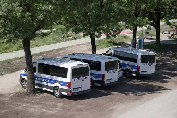 Zagreb: Policija na Trnjanskom nasipu uoči održavanja Trnjanskih krijesova