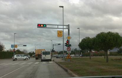 Kreni, stani, skreni: Čudan semafor zbunio vozače