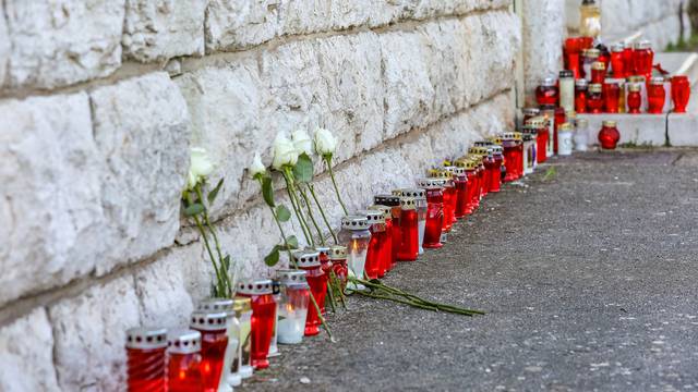 Poreč: Zapaljene svijeće ispred škole u koju je išao maturant koji je poginuo u Pragu