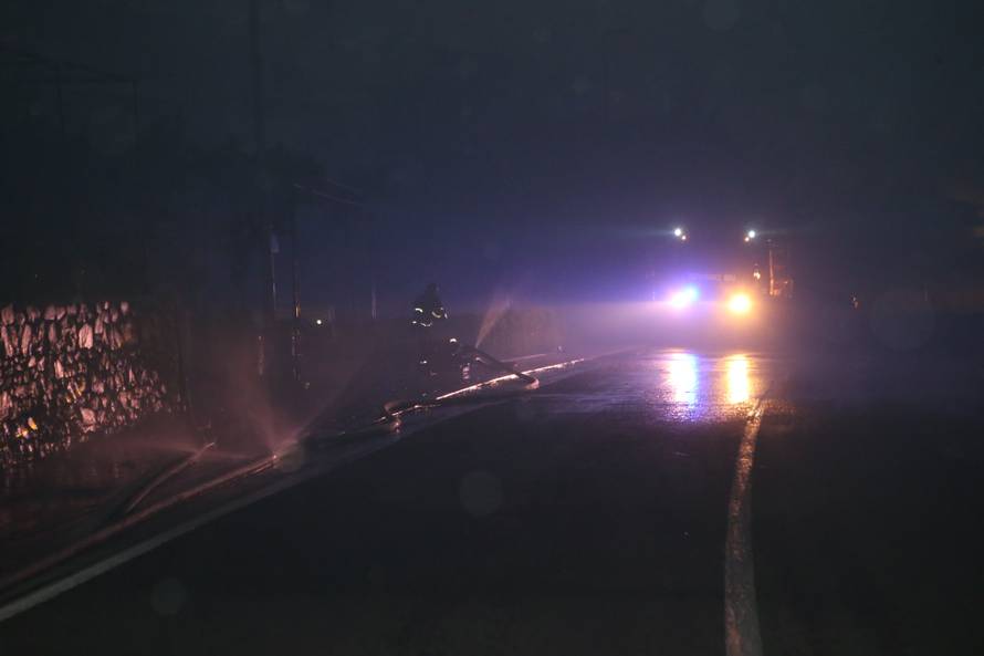 Kanader pomaže u gašenju, u Makarsku stiže i 150 vojnika