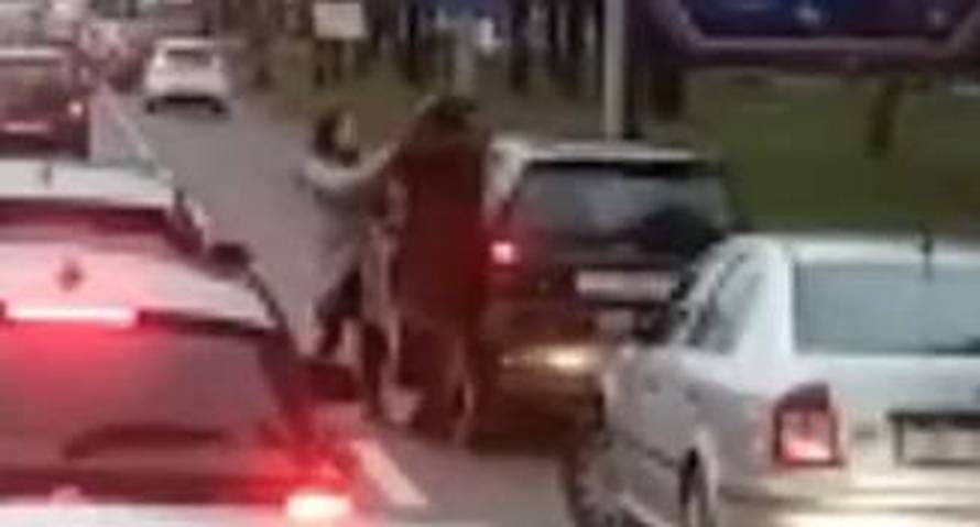 Snimka iz Zagreba: Dvije žene zaustavile promet i potukle se