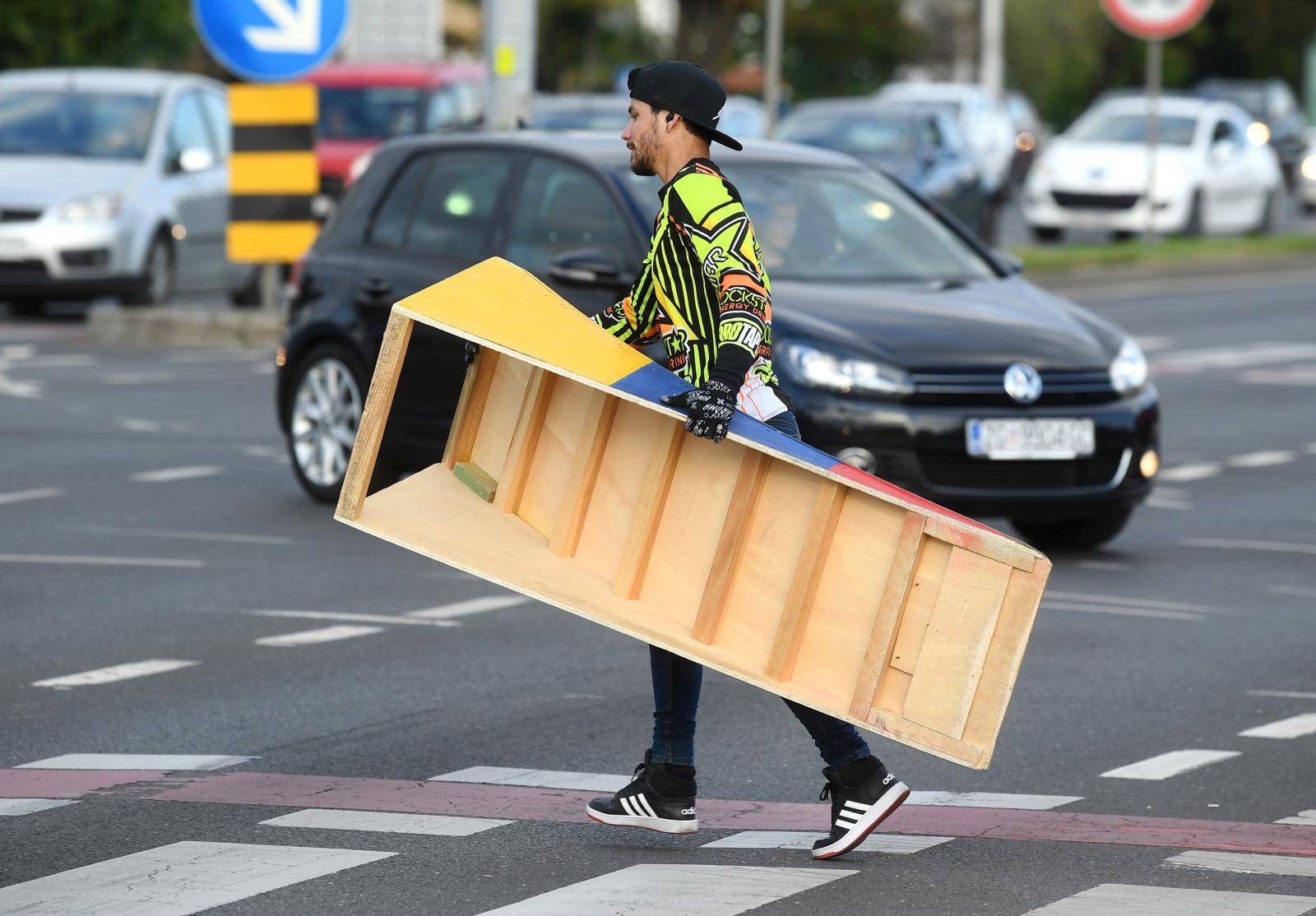Zagreb: Vratolomijama na BMX-u kratio vrijeme vozačima tijekom crvenog semafora