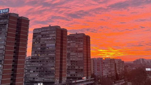 FOTO Prekrasan zalazak Sunca u Zagrebu obojio je nebo u rozo