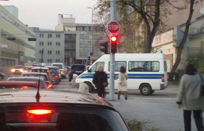 Policijski  kombi išao preko zebre zajedno s pješacima