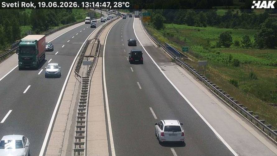 FOTO Skratili petak i požurili na produženi vikend: Ogromna gužva kod Lučkog prema moru