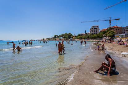 Pogledajte krcatu plažu Bačvice