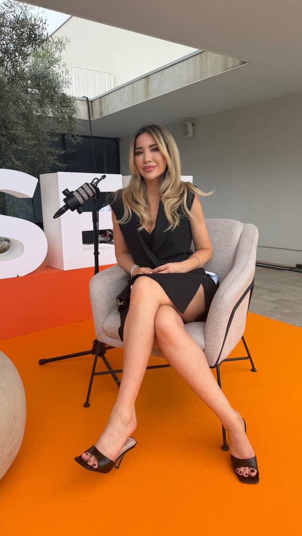 FOTO Pljuštali komentari na račun Valentinine haljine, a ona u studio dovela 'voljenog'