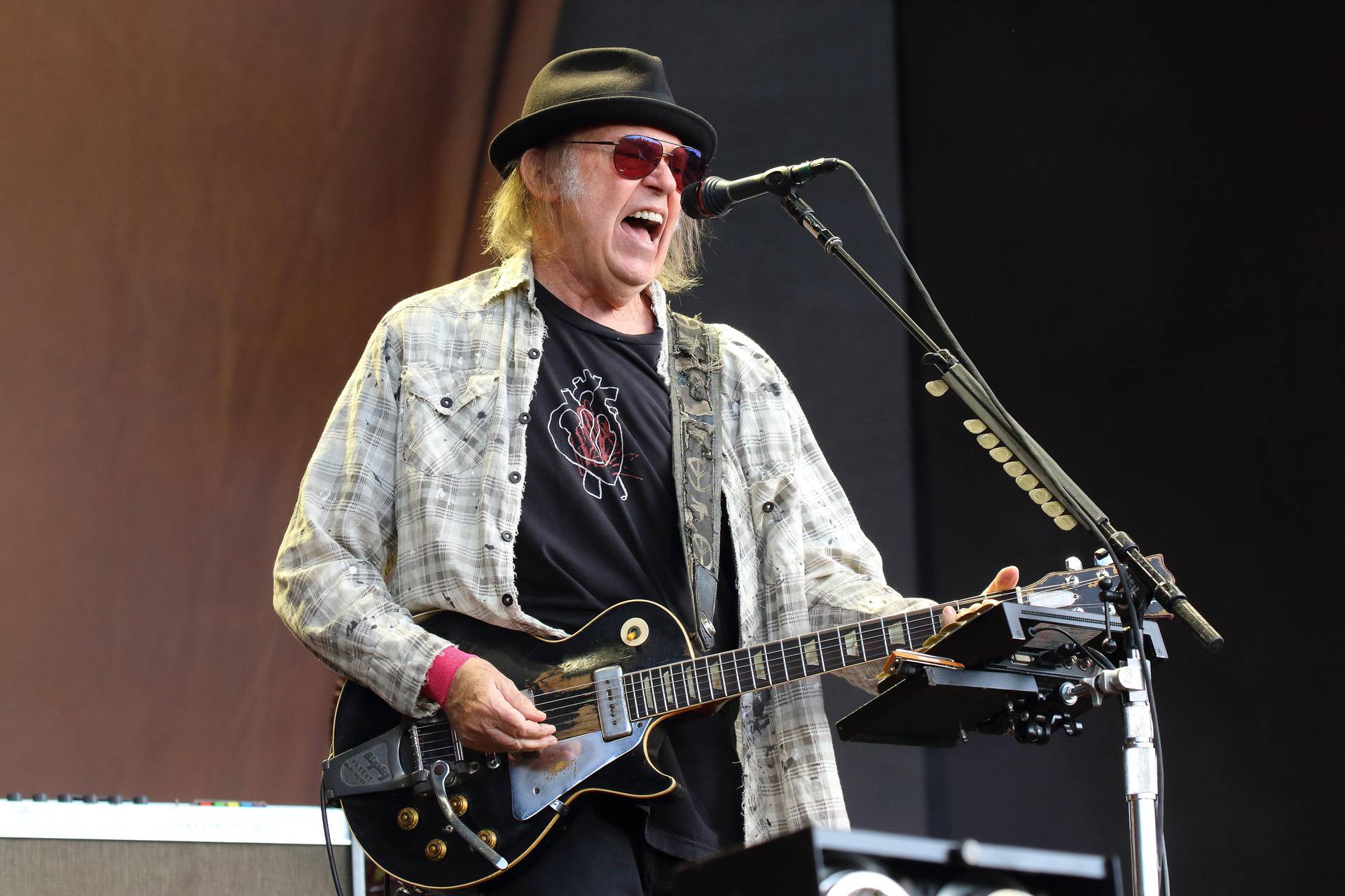 Neil Young zatražio da uklone svu njegovu glazbu sa Spotifya: 'Vi i Joe Rogan širite fake news'