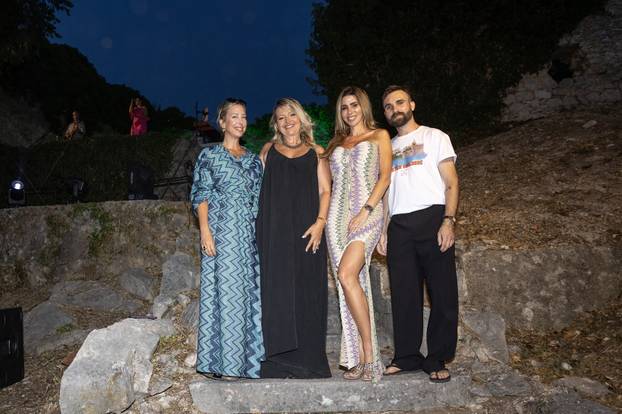 FOTO Karlobag zasjao u znaku mode i glazbe: Duchess revija i koncert Nine Badrić na Fortici