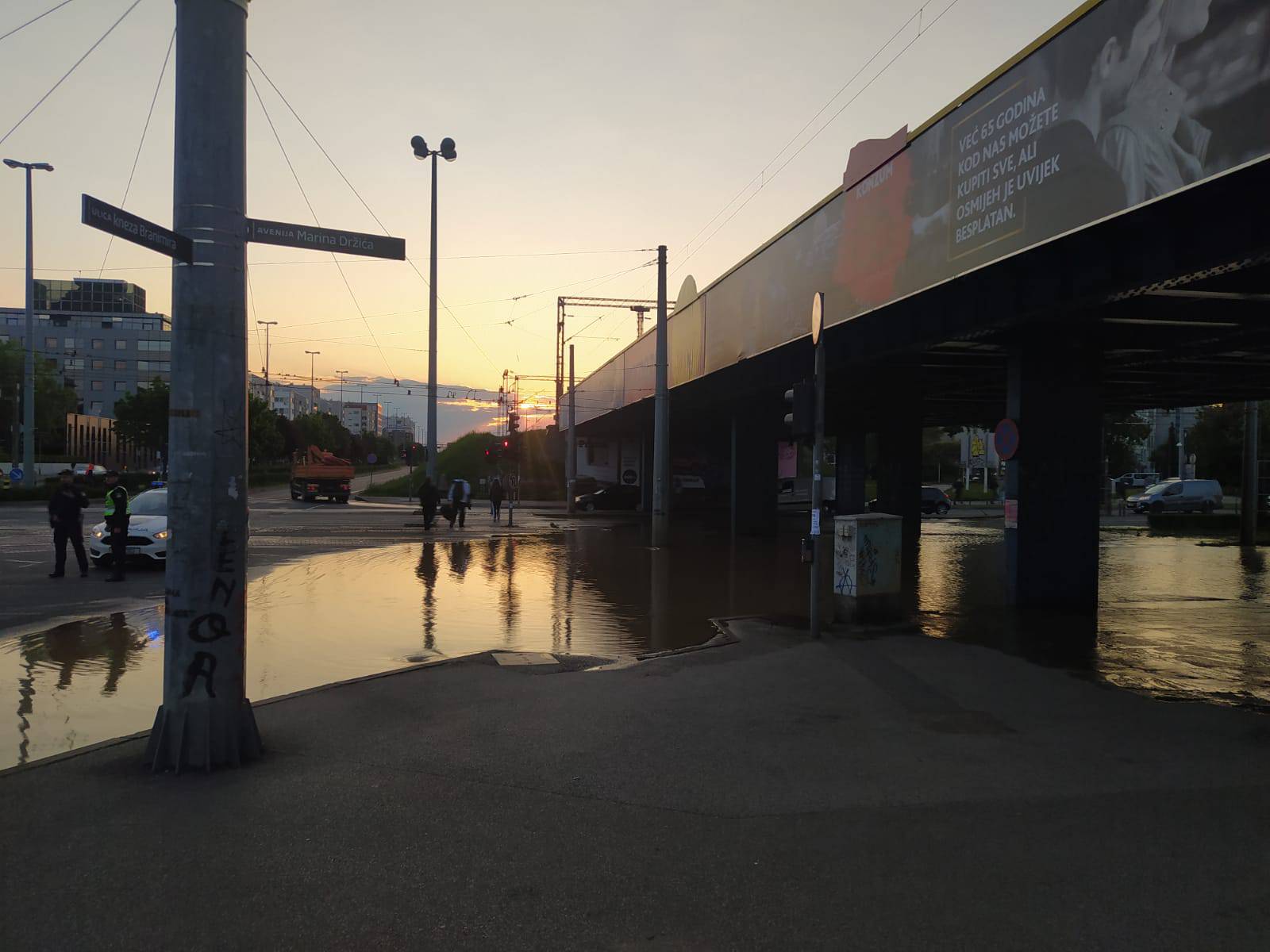 FOTO Poplava usred Zagreba, kaos na jednom od najvećih križanja, policija blokira promet