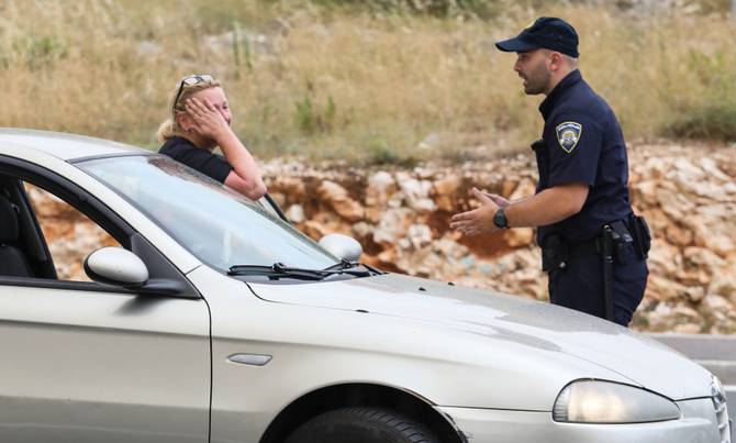 Požar kod Šibenika: Policajac ne dopušta vlasnicima kod Grebaštice da se približe svojim kućama 