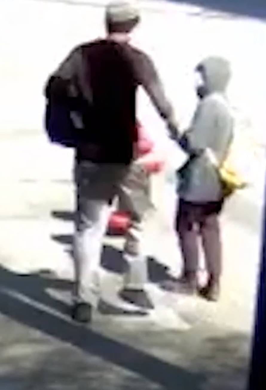 Ovo je lice kukavice: Udario je Azijku pa se cerekao u kameru