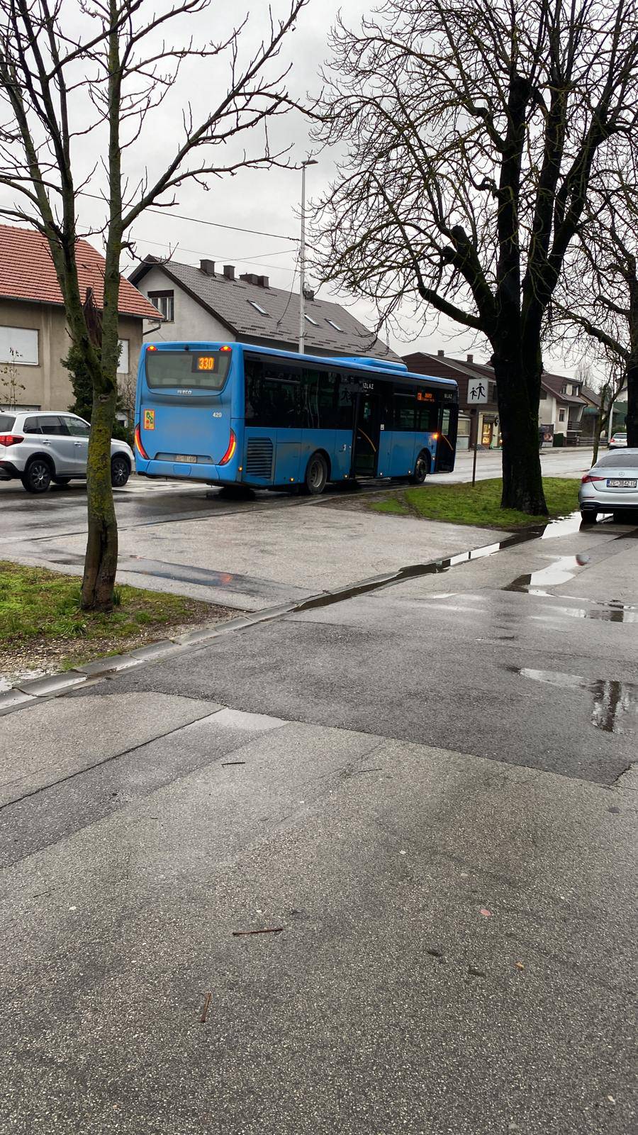 Nesreća u Velikoj Gorici: ZET-ov autobus i dva auta se sudarili