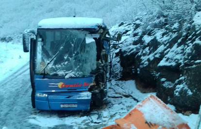 Autobus kod Zagvozda sletio s ceste: Vozač je teško ozlijeđen
