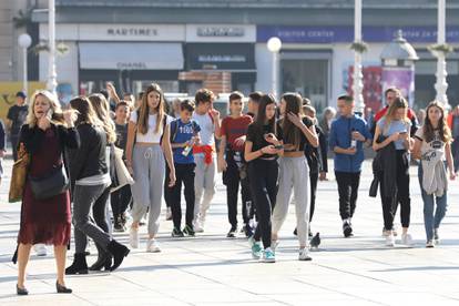 Zagreb: Prolaznici uživaju u sunčanom i toplom danu babljeg ljeta