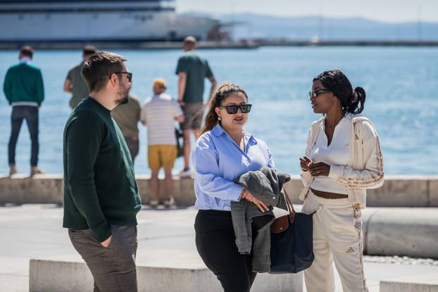 Split: Građani i turisti koriste toplo i sunčano vrijeme za šetnju i istraživanje grada