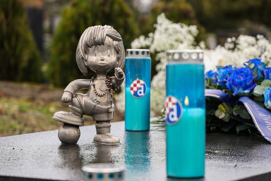 Zagreb: Delegacija GNK Dinamo zapalila svijeće uz grob Zlatka Cice Kranjčara povodom obljetnice njegove smrti