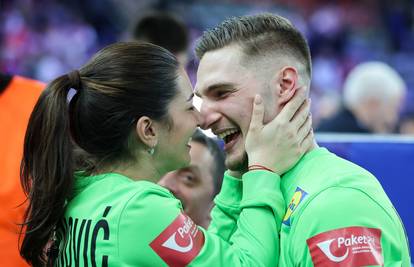 Kuzmanović 'poletio' u zagrljaj svoje drage, pali i poljupci...