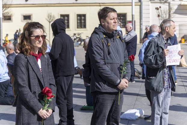 Osijek: Molitelji i protuprosvjednici okupili se ispred konkatedrale
