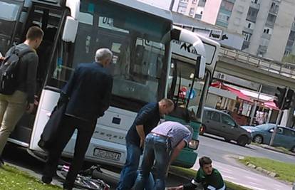 Biciklistica se sudarila s busom u Karlovcu, završila je u bolnici