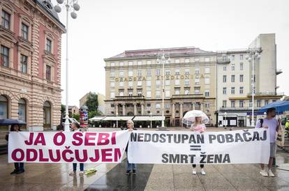 Pod šarenim kišobranima digle plakate i stale pred molitelje na Trgu: 'Ja o sebi odlučujem!'