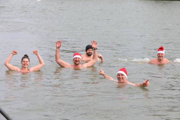 Karlovac: Zimsko kupanje u rijeci Korani