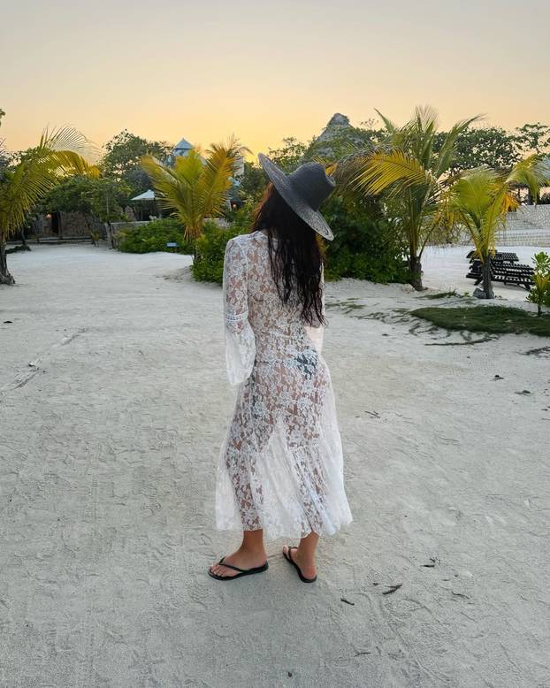 FOTO Svi gledali u njen dekolte! DiCaprijeva bivša cura pojavila se bez grudnjaka, pogledajte...