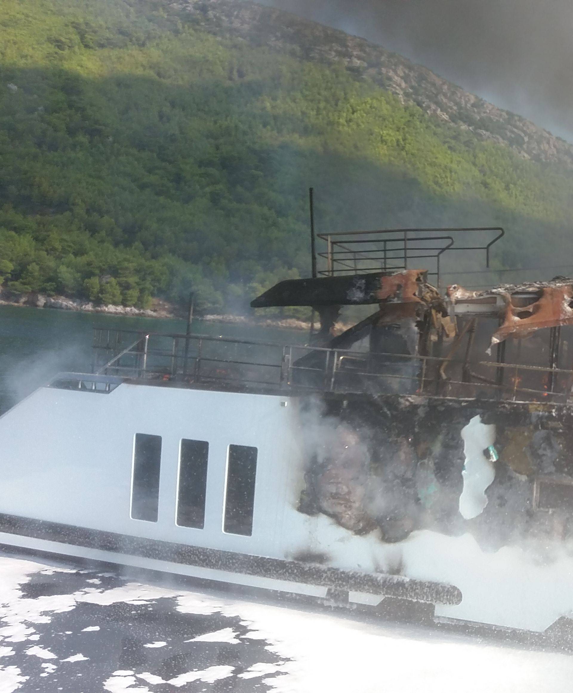 Pogledajte video: Planula jahta kod Dubrovnika, spasili 13 ljudi