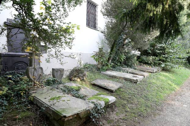 Zagreb: Ostaci nadgrobnih spomenika na starom Jurjevskom groblju