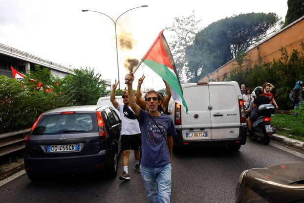 USB union holds nationwide strike, "Let's Block Everything," in solidarity with Gaza, in Rome