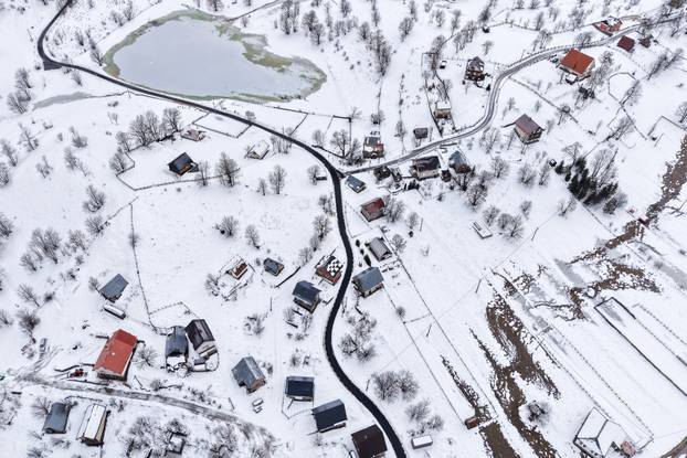 Pogled iz zraka na Bjelašnicu u potpunosti prekrivenu snijegom