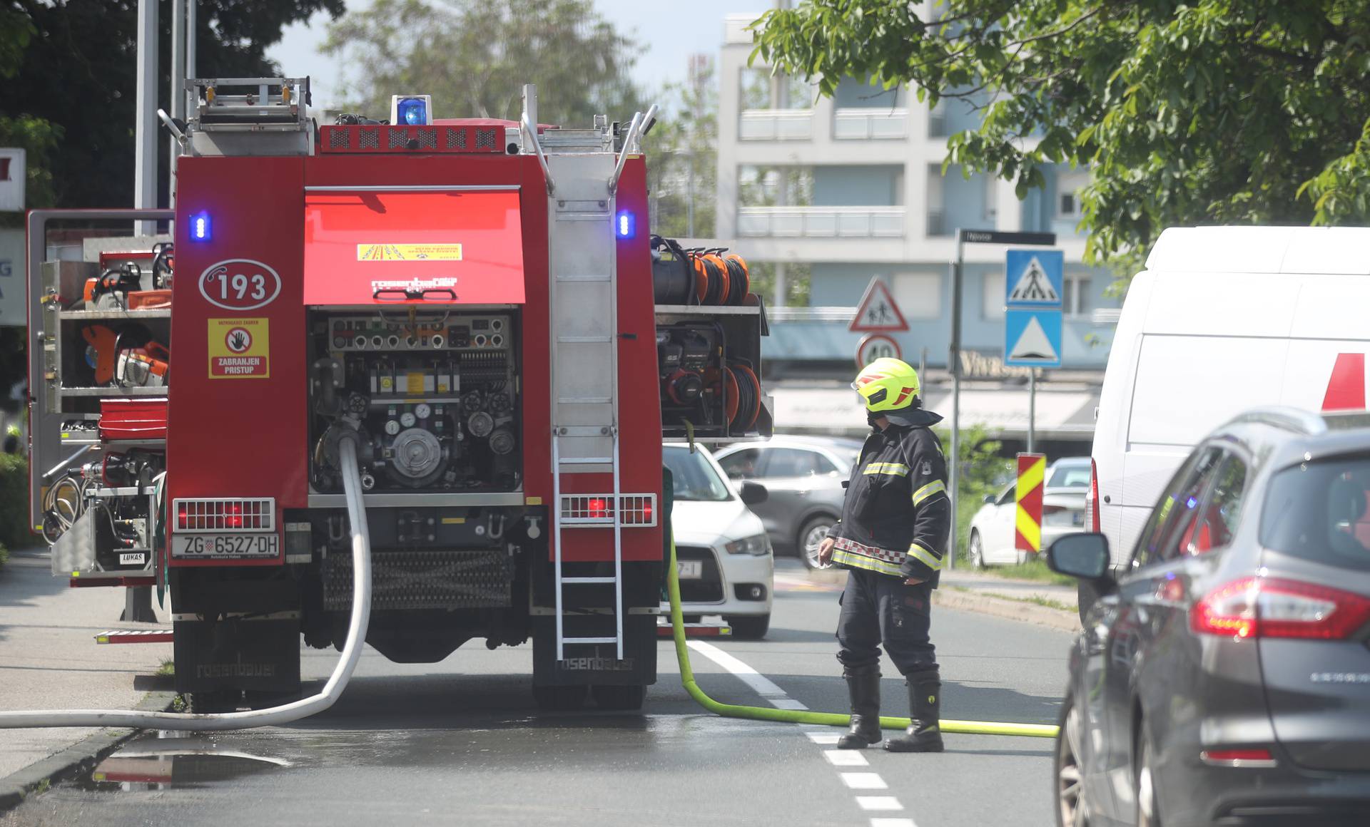 Zagreb: Gori objekt na Krugama, vatrogasci na terenu