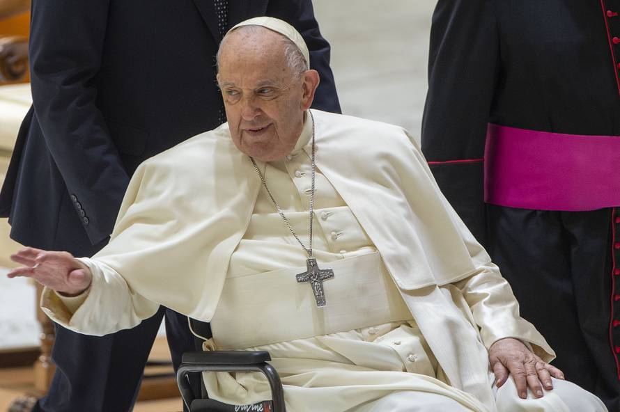 Papa Franjo susreo se s volonterima talijanskog Crvenog križa 