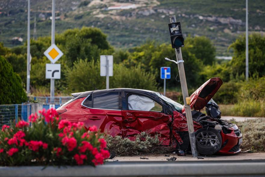 Sudar dva osobna automobila na izlasku iz trgovačkog centra Spot