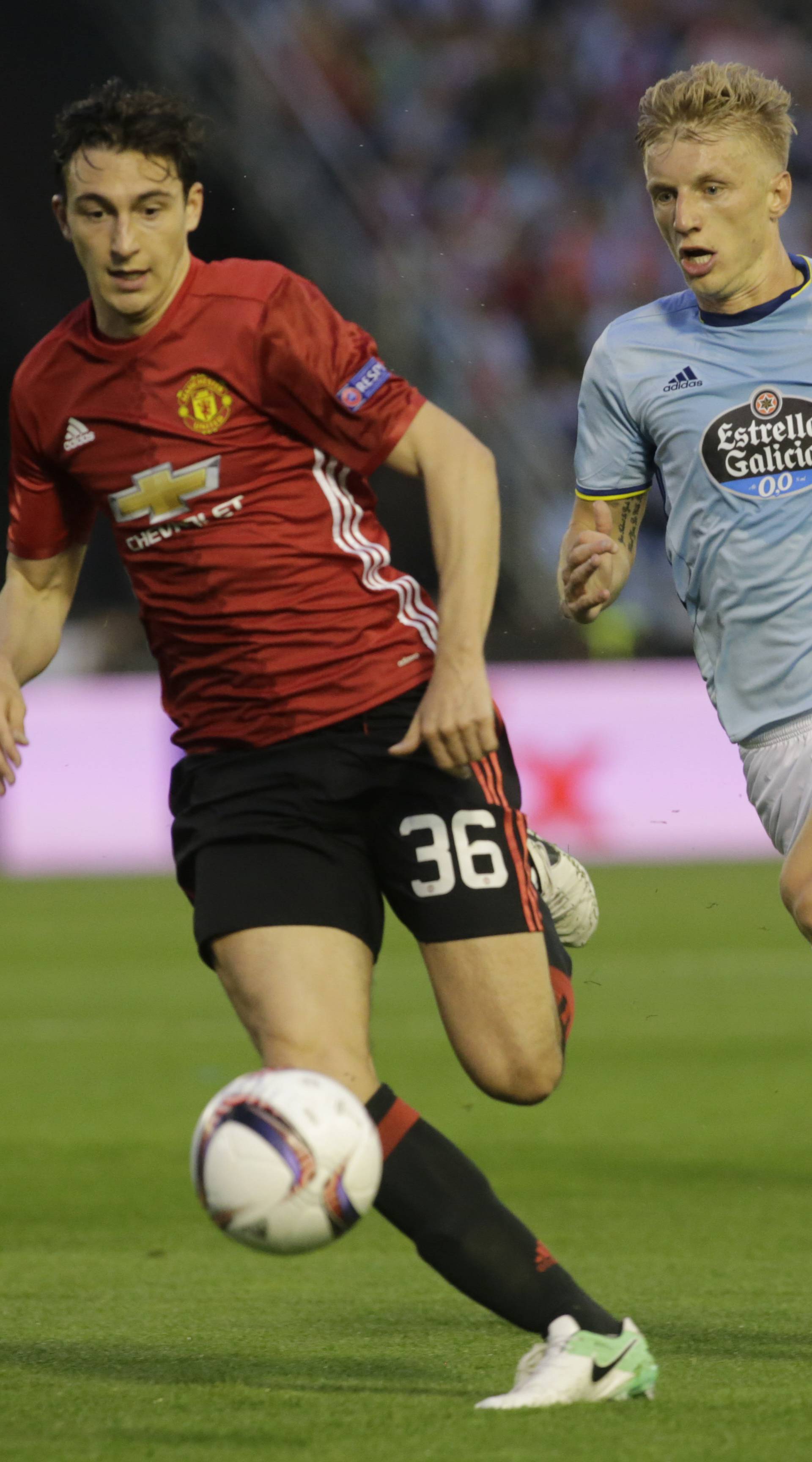 Celta Vigo's Daniel Wass in action with Manchester United's Matteo Darmian
