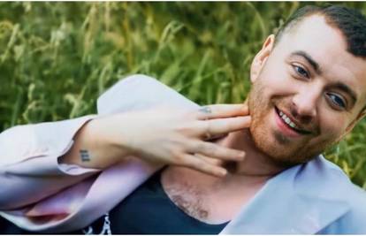 Sam Smith je  pozirao u uskom korzetu i neobičnoj kombinaciji: 'Ovo nitko ne bi trebao vidjeti!'