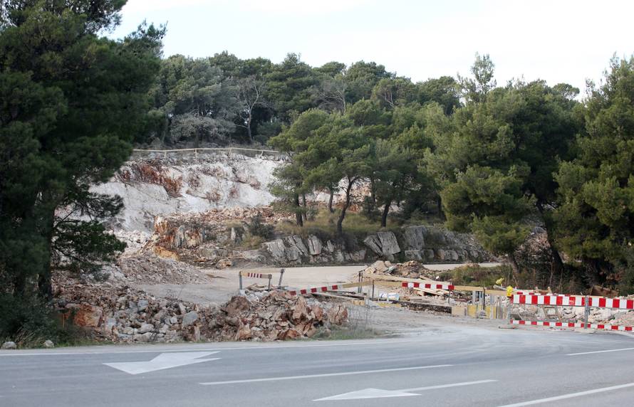 Bagerom prešao preko zaostale mine: Oštećeno je šest auta...