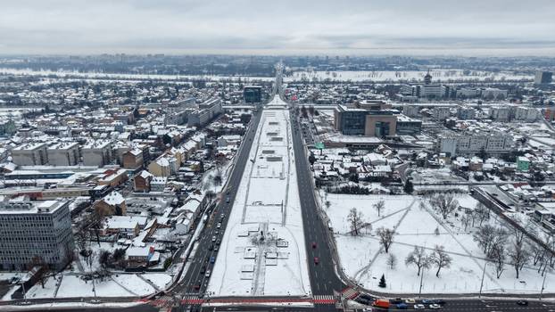 Pogled iz zraka na centar Zagreba prekriven snijegom