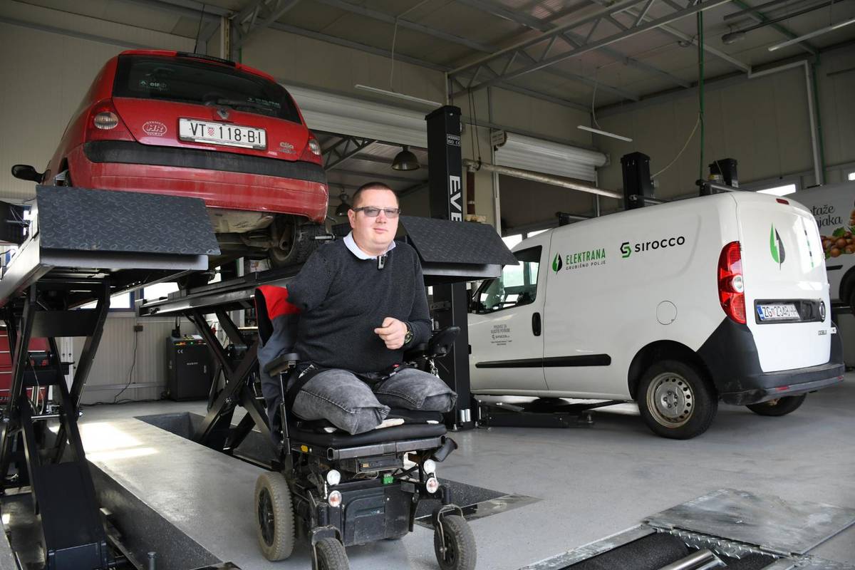 Bez obje noge i ruke ostvario je svoj san i otvorio radionu: Ima pet radnika, tri s invaliditetom