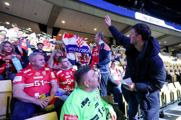 Herning: Domagoj Duvnjak fotografirao se s navijačima uoči utakmice Hrvatska i Njemačka u polufinalu EHF Europskog prvenstva