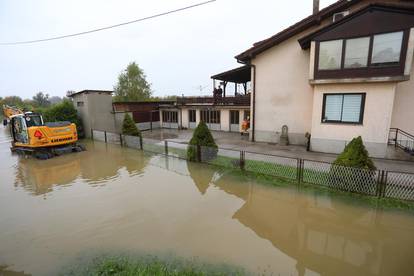 FOTO Sava se izlila iz korita u Zagrebu, Kupa raste i stvara nemile probleme u Karlovcu