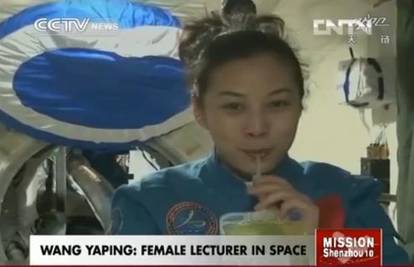 Kineska astronautkinja održala školsko predavanje iz Svemira 